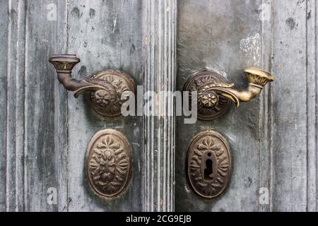 Storico vecchio maniglia in ottone su una porta di legno Foto Stock