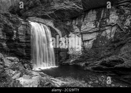 Immagine in bianco e nero dell'acqua che scorre sopra le cascate di vetro vicino a Brevard, NC. Foto Stock