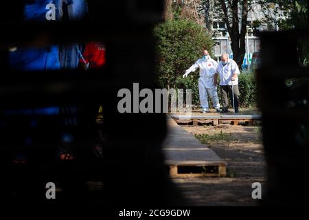 Galati, Romania, 23 luglio 2020 il lavoratore medico aiuta un uomo anziano dopo aver vagliato il covid 19 test mentre si indossa tuta di equipaggiamento protettivo personale. Foto Stock