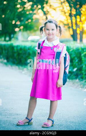 bella bambina preparata per la scuola Foto Stock