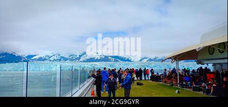 un gruppo di persone che guardano il ghiacciaio in alaska su un nave da crociera Foto Stock
