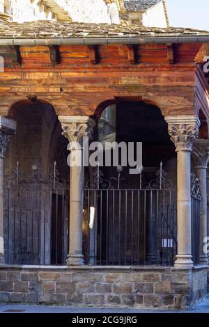 Esterno della Cattedrale di Jaca, Huesca (Spagna). Porta romanica Foto Stock