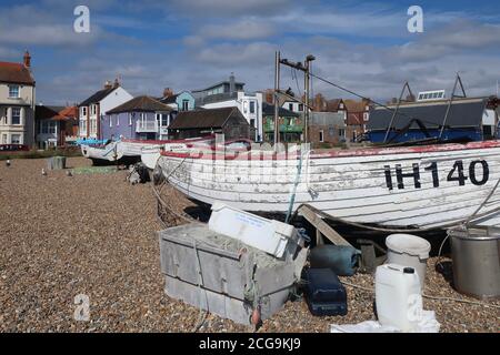 Aldeburgh, Suffolk, UK - 9 settembre 2020: Giornata di autunno sulla costa orientale dell'Anglia. Barche da pesca sulla spiaggia. Foto Stock