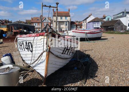 Aldeburgh, Suffolk, UK - 9 settembre 2020: Giornata di autunno sulla costa orientale dell'Anglia. Barche da pesca sulla spiaggia. Foto Stock