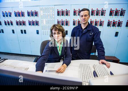 Sala di controllo dell'impianto metallurgico di titanio. Due ingegneri sul posto di lavoro. Foto Stock