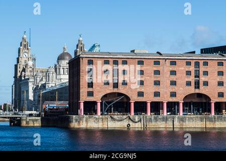 Albert Dock e il lungomare di Liverpool visto nel settembre 2020 attraverso l'acqua dell'Albert Dock. Foto Stock