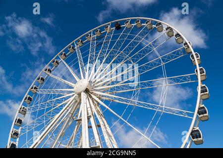 Guardando la ruota di Liverpool sul famoso lungomare visto nel settembre 2020. Foto Stock