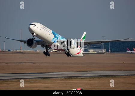 Budapest / Ungheria - 9 marzo 2020: Emirates Airlines Boeing 777-300ER A6-EPD aereo passeggeri partenza e decollo all'aeroporto di Budapest Foto Stock