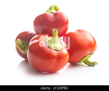 Peperoni rossi vegetali isolati su sfondo bianco. Foto Stock