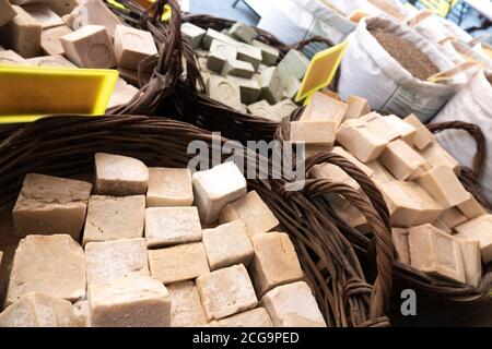 Saponi Bitim che vendono in cesti nel grande bazar kemeralti izmir turchia Foto Stock