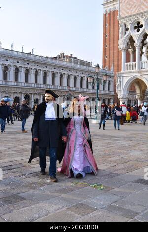 Venezia, Italia 02 12 2017: Persone in costume a piedi durante la sfilata di carnevale a san Marco Foto Stock