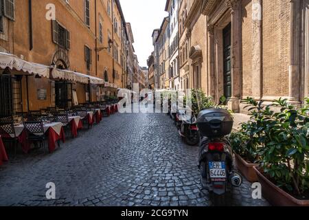Vista della vecchia strada accogliente di Roma, Italia. Architettura e punto di riferimento di Roma. Foto Stock