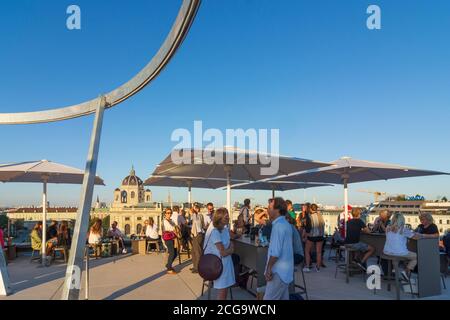 Wien, Vienna: Libelle MQ in cima al Leopold Museum in MuseumsQuartier (mq), vista al Kunsthistorisches Museum (KHM, Museum of Art History), caffè sul tetto Foto Stock