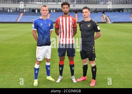 OLDHAM, INGHILTERRA. 3 SETTEMBRE 2020. L a R Tom Hamer, Cameron Borthwick Jackson e Zak Dearnley nel kit anniversario alla fotocellula atletica di odham al Boundary Park, Oldham (Credit: Eddie Garvey | MI News) Foto Stock