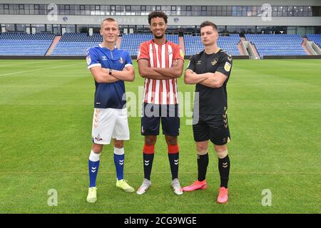 OLDHAM, INGHILTERRA. 3 SETTEMBRE 2020. L a R Tom Hamer, Cameron Borthwick Jackson e Zak Dearnley nel kit anniversario alla fotocellula atletica di odham al Boundary Park, Oldham (Credit: Eddie Garvey | MI News) Foto Stock