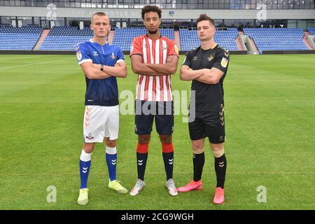 OLDHAM, INGHILTERRA. 3 SETTEMBRE 2020. L a R Tom Hamer, Cameron Borthwick Jackson e Zak Dearnley nel kit anniversario alla fotocellula atletica di odham al Boundary Park, Oldham (Credit: Eddie Garvey | MI News) Foto Stock