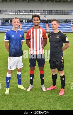 OLDHAM, INGHILTERRA. 3 SETTEMBRE 2020. L a R Tom Hamer, Cameron Borthwick Jackson e Zak Dearnley nel kit anniversario alla fotocellula atletica di odham al Boundary Park, Oldham (Credit: Eddie Garvey | MI News) Foto Stock