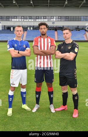 OLDHAM, INGHILTERRA. 3 SETTEMBRE 2020. L a R Tom Hamer, Cameron Borthwick Jackson e Zak Dearnley nel kit anniversario alla fotocellula atletica di odham al Boundary Park, Oldham (Credit: Eddie Garvey | MI News) Foto Stock