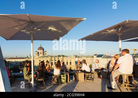 Wien, Vienna: Libelle MQ in cima al Leopold Museum in MuseumsQuartier (mq), vista al Kunsthistorisches Museum (KHM, Museum of Art History), caffè sul tetto Foto Stock