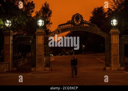 Sather gate, nel campus della University of California di Berkeley, il campus è quasi vuoto a causa della qualità dell'aria non sicura causata dal fumo causato da incendi boschivi. Foto Stock