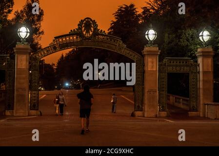 Sather gate, nel campus della University of California di Berkeley, il campus è quasi vuoto a causa della qualità dell'aria non sicura causata dal fumo causato da incendi boschivi. Foto Stock