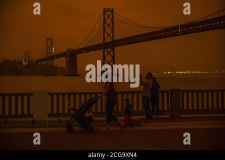 San Francisco, Stati Uniti. 09 settembre 2020. Un'errie miscela di nebbia e fumo getta un bagliore arancione su San Francisco e il Bay Bridge alle 10:10 del mattino lungo l'Embarcadero mercoledì 9 settembre 2020. La Bay Area sta vivendo una ventitreesima giornata "Spare l'aria" record a causa dei fuochi d'campo della California. Photo by Terry Schmitt/UPI Credit: UPI/Alamy Live News Foto Stock