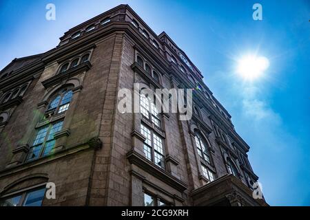 Edificio della Fondazione, facciata esterna con Sun Flare, Vista ad angolo basso, Cooper Union, New York façade, New York, USA Foto Stock