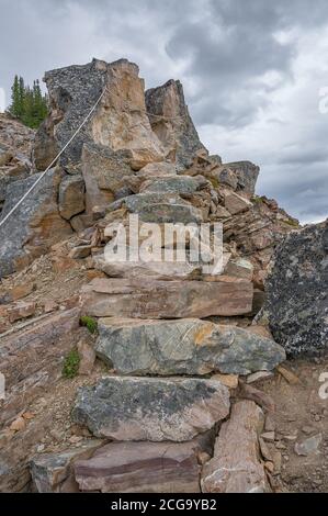 Sentieri escursionistici gradini su una cima di montagna sopra la città di Golden, British Columbia, Canada Foto Stock