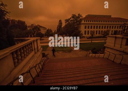 Università della California Berkeley campus a mezzogiorno, ma quasi vuoto a causa della pandemia e la bassa qualità dell'aria dagli incendi selvatici della CA. Foto Stock