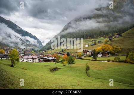 Paesaggio di alcuni villaggi del nord Italia sulle pendici delle Dolomiti nella valle della Val di Funes all'inizio dell'autunno. Foto Stock