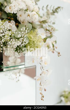 Fiori sfondo. Primo piano fiori. Composizioni floreali. Fiori al matrimonio. Decorazioni floreali Foto Stock