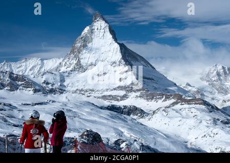 Zermatt, Svizzera - Feb 18 2020: Due giovani donne sugli sci con vista sul Cervino in inverno. Foto Stock