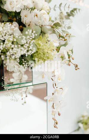 Primo piano fiori. Composizioni floreali. Fiori al matrimonio. Fiori sfondo. Decorazioni floreali per matrimoni Foto Stock