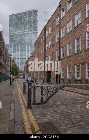 Folgate Street a Spitalfields, Londra con la torre Broadgate sullo sfondo Foto Stock