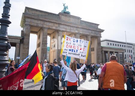 BERLINO, GERMANIA - 29 AGOSTO 2020: Centinaia di migliaia di persone manifestano nelle strade di Berlino contro le misure del covid-19 Foto Stock
