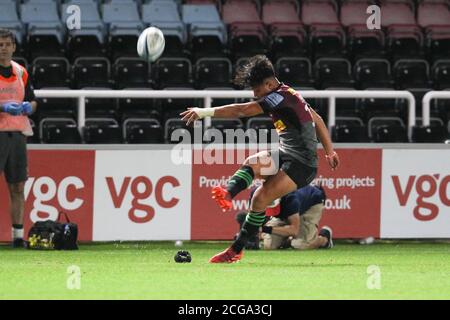 Twickenham, Regno Unito. 09 settembre 2020. MARCUS SMITH di Harlequins segna una conversione per renderla 15-38 durante la partita di rugby della Gallagher Premiership tra London Irish e Harlequins a Twickenham Stoop, Twickenham, Inghilterra, il 9 settembre 2020. Foto di Ken Sparks. Solo per uso editoriale, è richiesta una licenza per uso commerciale. Nessun utilizzo nelle scommesse, nei giochi o nelle pubblicazioni di un singolo club/campionato/giocatore. Credit: UK Sports Pics Ltd/Alamy Live News Foto Stock