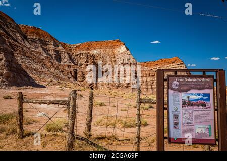 Kane County, Utah / USA - 12 giugno 2020: Il segnale del servizio del Parco Nazionale che indica l'ingresso al Toadstool Trail, parte di Grand Staircase - Escalan Foto Stock