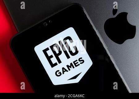 Stone / UK - 9 settembre 2020: Fortnite Epic Games logo sul telefono cellulare collocato su Apple ipad. Giochi epici contro il concetto di causa Apple. Foto Stock