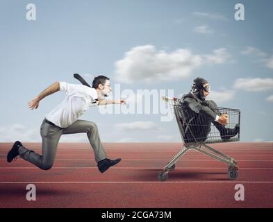 L'uomo d'affari corre velocemente guidando un carro durante una concorrenza Foto Stock