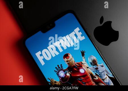 Schermata di accesso Fortnite di Epic Games visualizzata sullo smartphone posizionato su Apple ipad. Giochi epici contro il concetto di causa Apple. Foto Stock