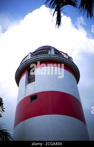 Mentre la luce del giorno inizia a tramontare al crepuscolo, il luminoso faro di Point al tramonto sul lago Foto Stock