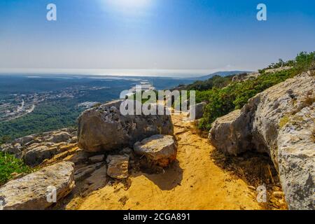 Vista del paesaggio della Galilea occidentale, con un sentiero e il Mar Mediterraneo, nel Parco Adamit, Israele settentrionale Foto Stock