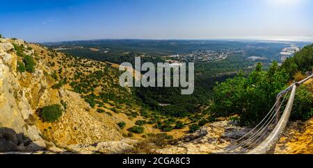Vista panoramica del paesaggio della Galilea occidentale, con il Mar Mediterraneo, nel Parco di Adamit, Israele settentrionale Foto Stock