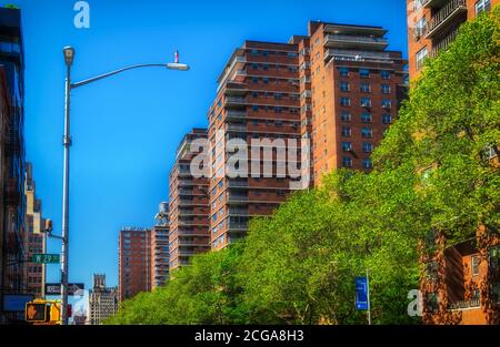 New York City, USA, maggio 2019, fila di blocchi torre di mattoni vicino alla 29a strada sull'ottava strada nel quartiere di Chelsea Foto Stock