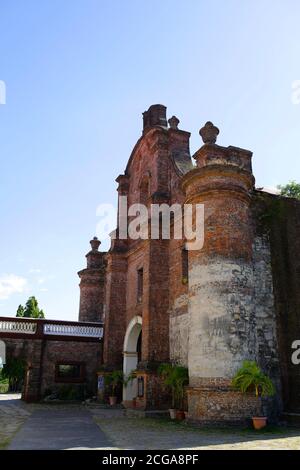 Interni di nozze della Chiesa con file di eleganti sedie e composizioni floreali fluenti. Foto Stock