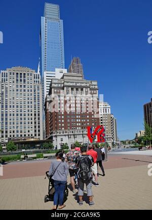 Philadelphia, USA - 27 maggio 2019: I turisti si allineano per essere fotografati con la pop art di Philadelphia Love Sculpture. Foto Stock