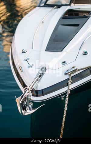 Lussuoso motoscafo bianco legato ad un molo in un porto turistico in una calda giornata estiva. Primo piano Foto Stock