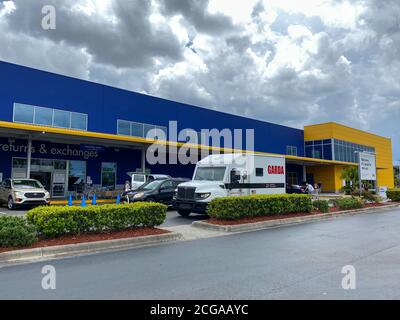 Orlando, FL/USA-7/4/20: Un veicolo corazzato di Garda che preleva denaro di fronte al negozio Ikea di Orlando, Florida. Foto Stock