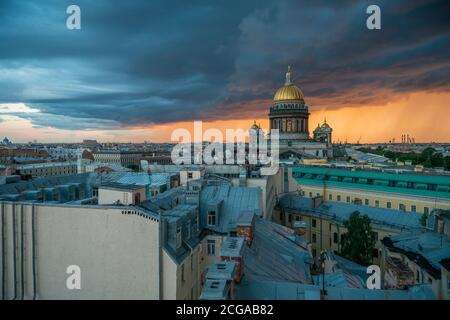 Vista sulla Cattedrale di Sant'Isacco, sulla città di San Pietroburgo, sulla Russia. Tempesta nuvole all'orizzonte, bellissimo paesaggio urbano in un tuono Foto Stock