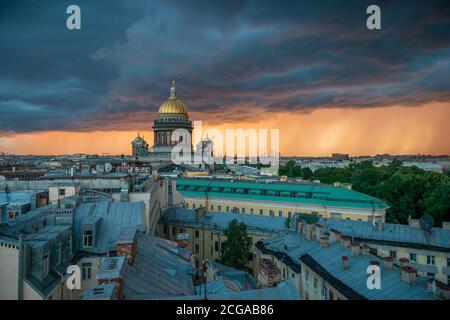 Vista sulla Cattedrale di Sant'Isacco, sulla città di San Pietroburgo, sulla Russia. Tempesta nuvole all'orizzonte, bellissimo paesaggio urbano in un tuono Foto Stock